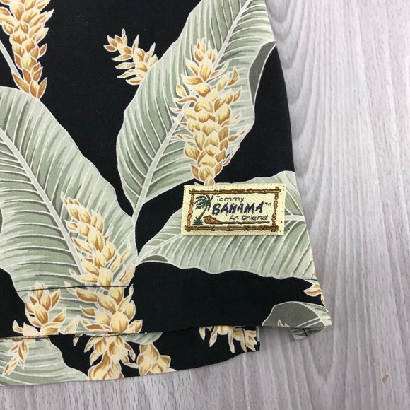 Tommy Bahama Hawaiian Shirt Men's Size: XL 100% RAYON‎ Tropical Floral Black - Picture 9 of 9
